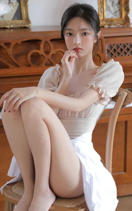 白皙浅粉线条感少女居家唯美写真，多少人还在喋喋不休轻吟曾经的温柔