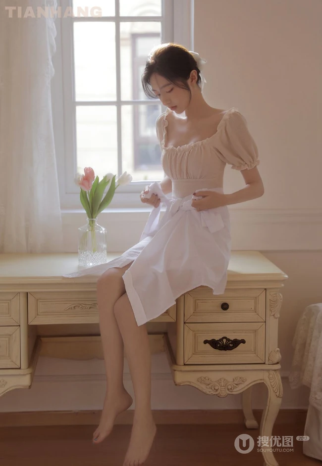 白皙浅粉线条感少女居家唯美写真，多少人还在喋喋不休轻吟曾经的温柔