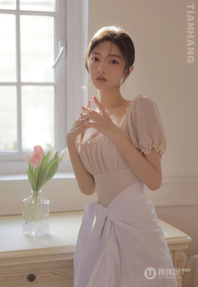 白皙浅粉线条感少女居家唯美写真，多少人还在喋喋不休轻吟曾经的温柔