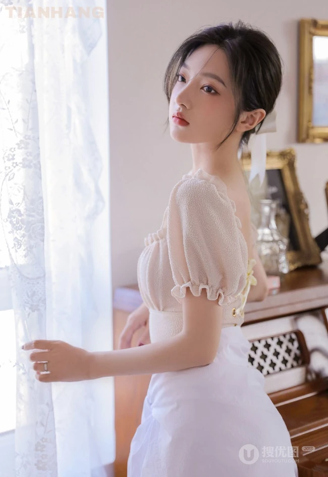白皙浅粉线条感少女居家唯美写真，多少人还在喋喋不休轻吟曾经的温柔