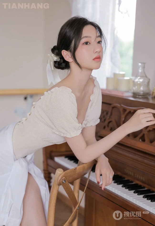 白皙浅粉线条感少女居家唯美写真，多少人还在喋喋不休轻吟曾经的温柔