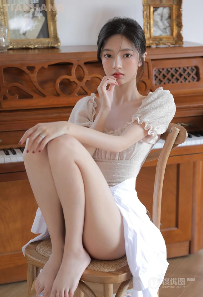 白皙浅粉线条感少女居家唯美写真，多少人还在喋喋不休轻吟曾经的温柔