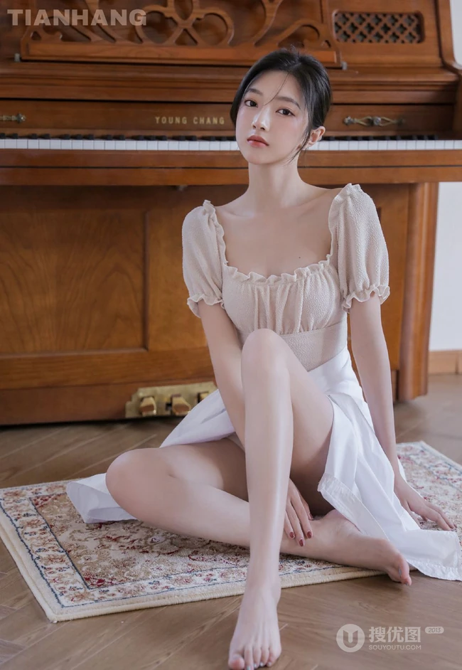 白皙浅粉线条感少女居家唯美写真，多少人还在喋喋不休轻吟曾经的温柔