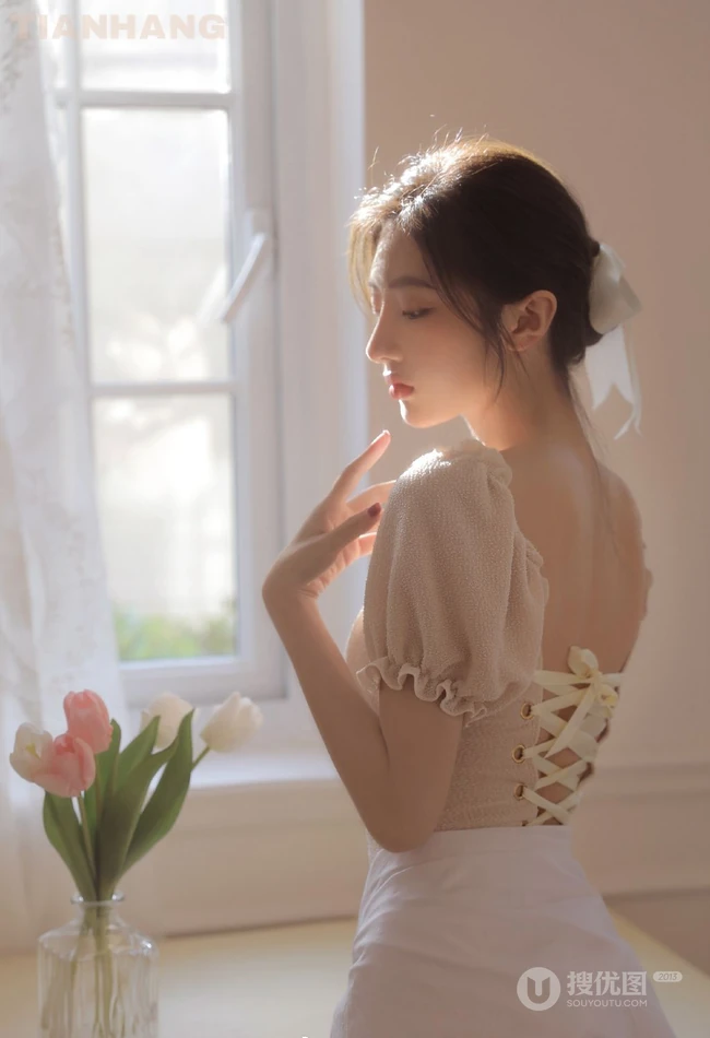 白皙浅粉线条感少女居家唯美写真，多少人还在喋喋不休轻吟曾经的温柔