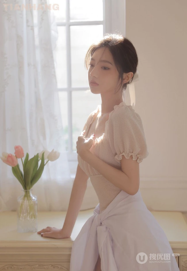 白皙浅粉线条感少女居家唯美写真，多少人还在喋喋不休轻吟曾经的温柔