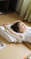 笑容可人大眼睛丸子头少女白衫牛仔短裤穿搭居家吸睛图片，你心动了吗？