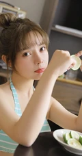 笑容可人大眼睛丸子头少女白衫牛仔短裤穿搭居家吸睛图片，你心动了吗？