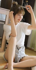 笑容可人大眼睛丸子头少女白衫牛仔短裤穿搭居家吸睛图片，你心动了吗？