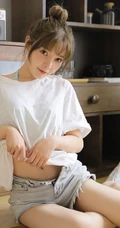 笑容可人大眼睛丸子头少女白衫牛仔短裤穿搭居家吸睛图片，你心动了吗？