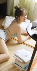 笑容可人大眼睛丸子头少女白衫牛仔短裤穿搭居家吸睛图片，你心动了吗？
