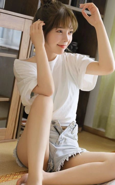 笑容可人大眼睛丸子头少女白衫牛仔短裤穿搭居家吸睛图片，你心动了吗？
