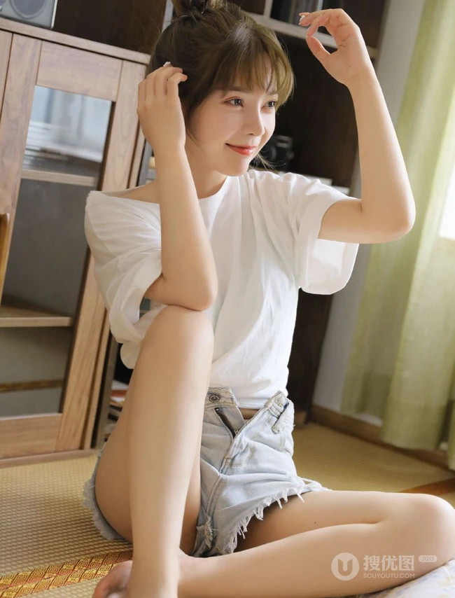 笑容可人大眼睛丸子头少女白衫牛仔短裤穿搭居家吸睛图片，你心动了吗？