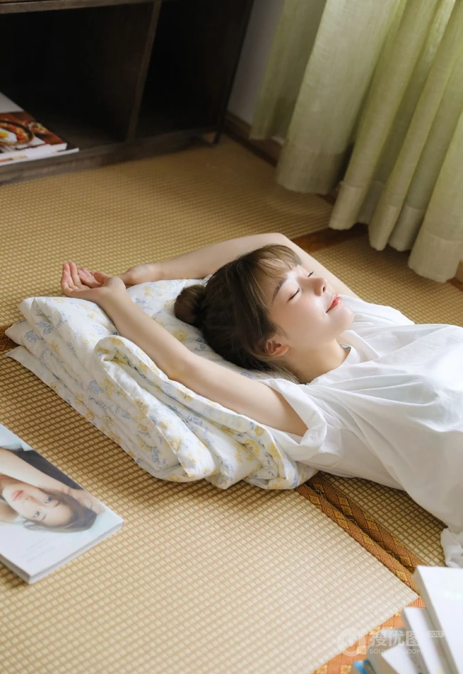 笑容可人大眼睛丸子头少女白衫牛仔短裤穿搭居家吸睛图片，你心动了吗？