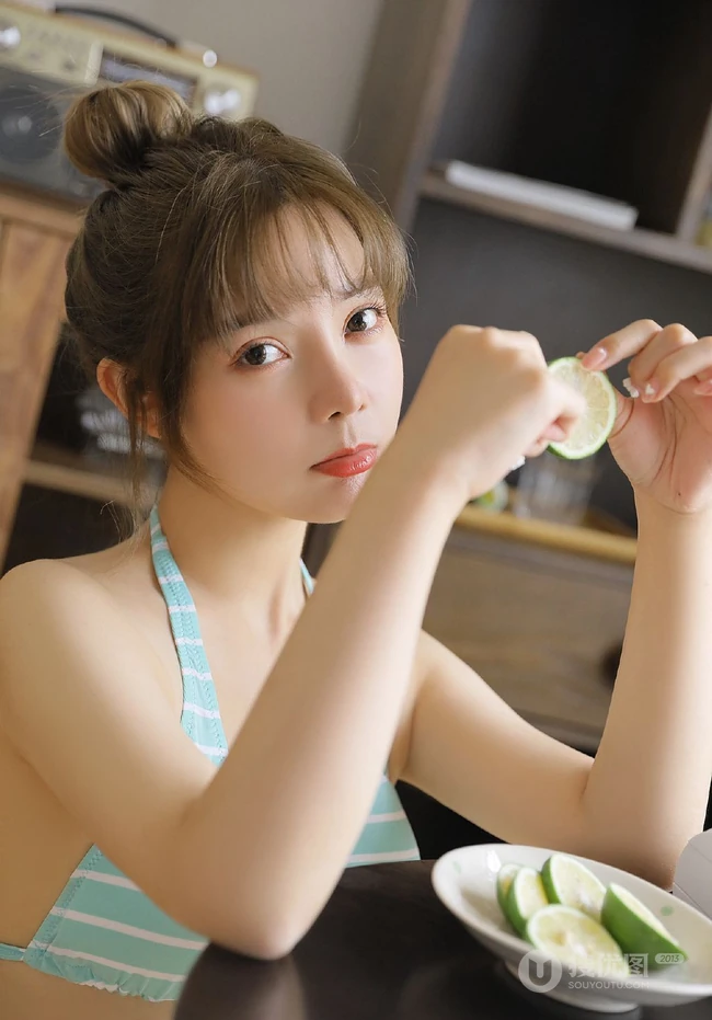 笑容可人大眼睛丸子头少女白衫牛仔短裤穿搭居家吸睛图片，你心动了吗？