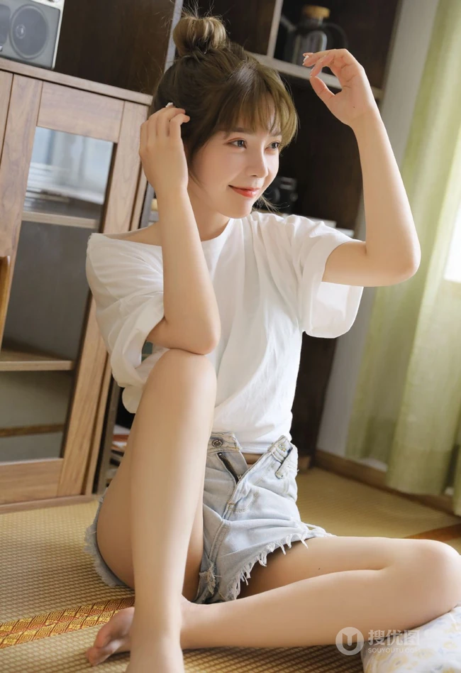笑容可人大眼睛丸子头少女白衫牛仔短裤穿搭居家吸睛图片，你心动了吗？