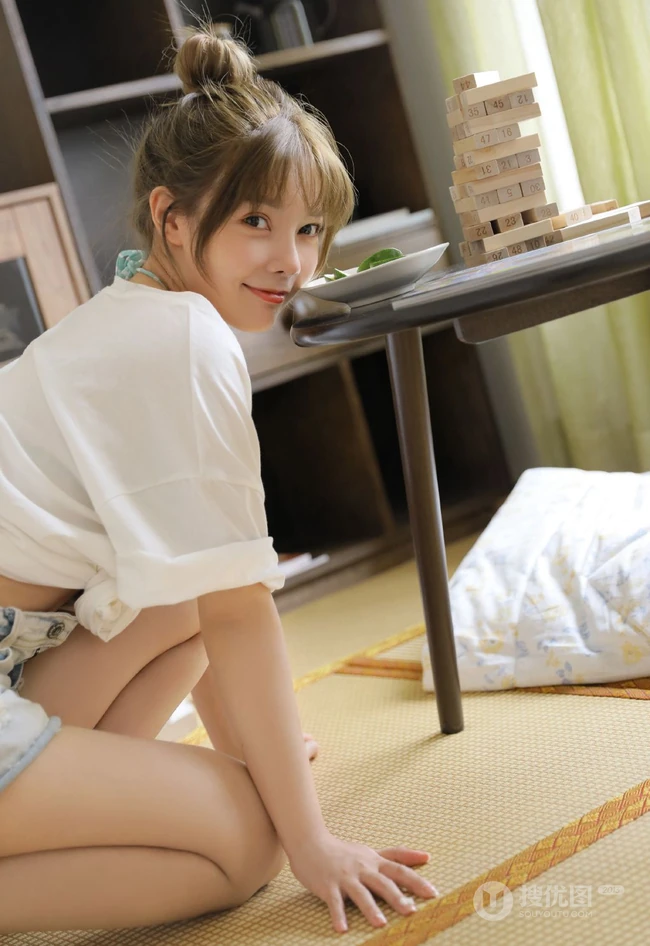 笑容可人大眼睛丸子头少女白衫牛仔短裤穿搭居家吸睛图片，你心动了吗？