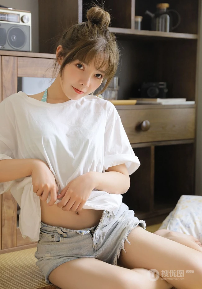 笑容可人大眼睛丸子头少女白衫牛仔短裤穿搭居家吸睛图片，你心动了吗？