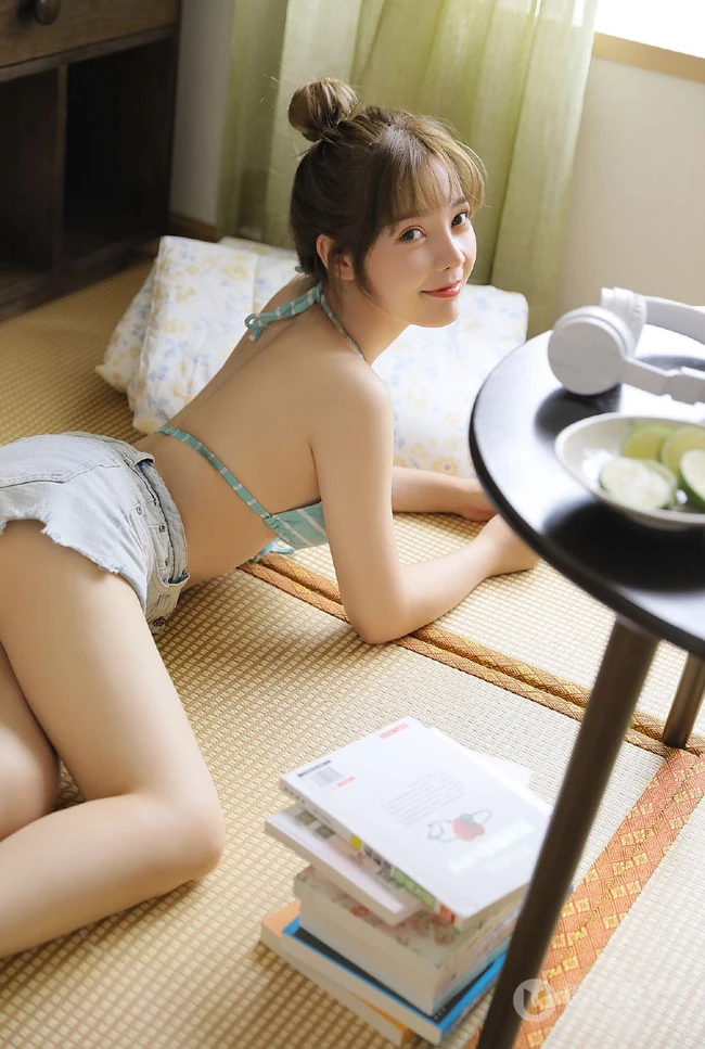笑容可人大眼睛丸子头少女白衫牛仔短裤穿搭居家吸睛图片，你心动了吗？