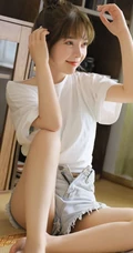 笑容可人大眼睛丸子头少女白衫牛仔短裤穿搭居家吸睛图片，你心动了吗？