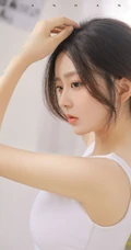 脸蛋清纯，身段完美的精选细腰女生紧身白背心长裤画室画画写真美照