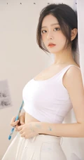 脸蛋清纯，身段完美的精选细腰女生紧身白背心长裤画室画画写真美照