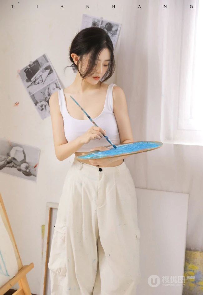 脸蛋清纯，身段完美的精选细腰女生紧身白背心长裤画室画画写真美照