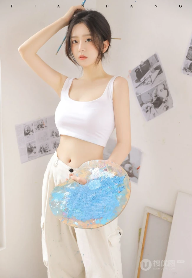 脸蛋清纯，身段完美的精选细腰女生紧身白背心长裤画室画画写真美照