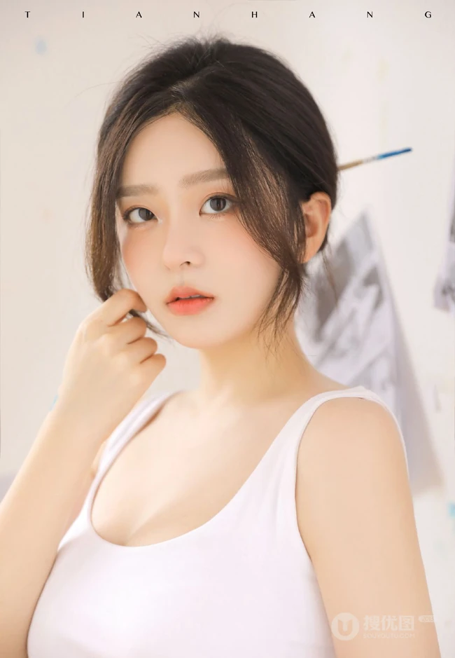 脸蛋清纯，身段完美的精选细腰女生紧身白背心长裤画室画画写真美照