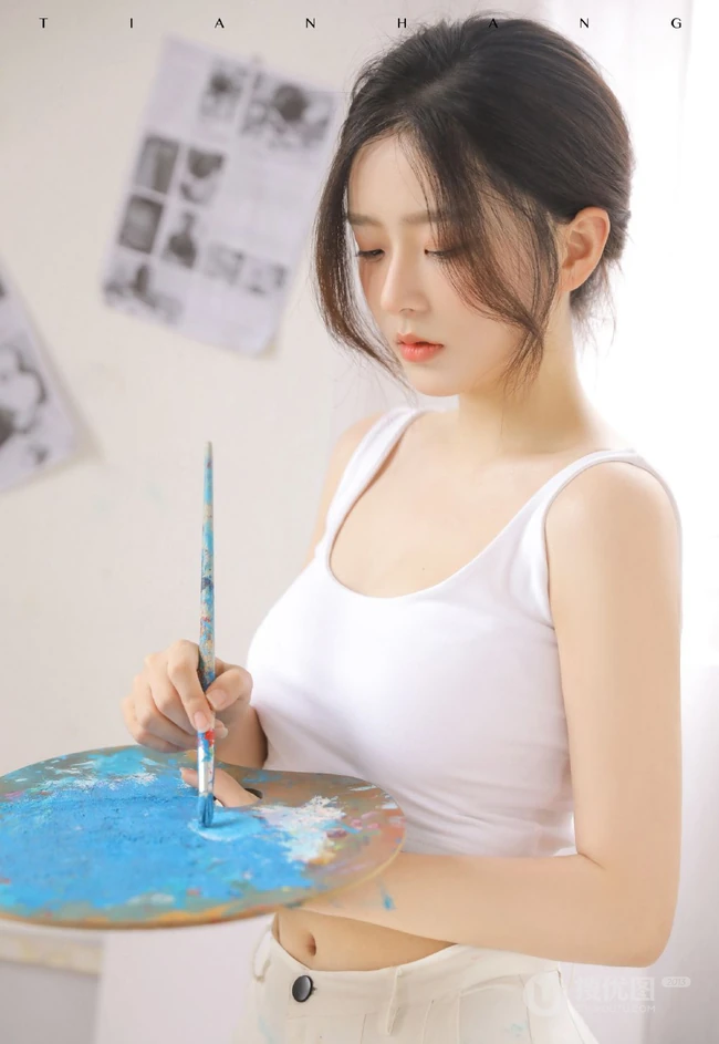 脸蛋清纯，身段完美的精选细腰女生紧身白背心长裤画室画画写真美照