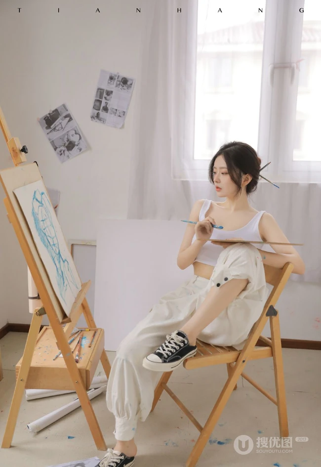 脸蛋清纯，身段完美的精选细腰女生紧身白背心长裤画室画画写真美照