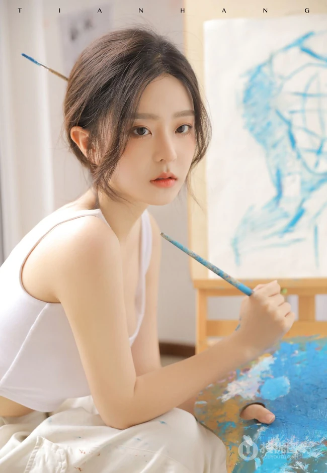 脸蛋清纯，身段完美的精选细腰女生紧身白背心长裤画室画画写真美照