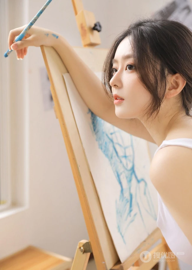 脸蛋清纯，身段完美的精选细腰女生紧身白背心长裤画室画画写真美照