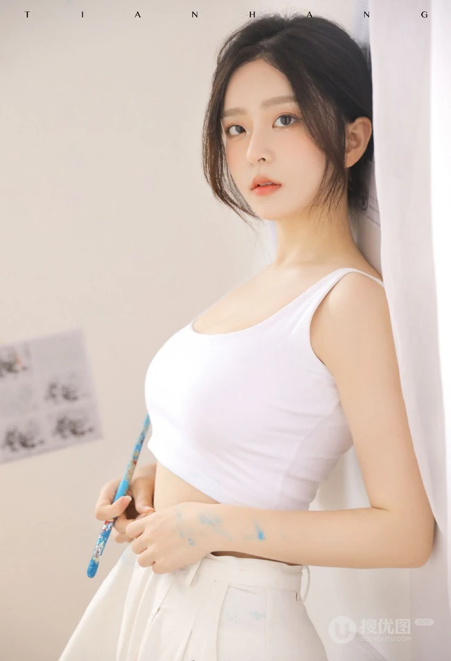 脸蛋清纯，身段完美的精选细腰女生紧身白背心长裤画室画画写真美照