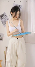 脸蛋清纯，身段完美的精选细腰女生紧身白背心长裤画室画画写真美照