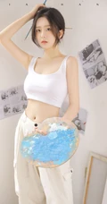 脸蛋清纯，身段完美的精选细腰女生紧身白背心长裤画室画画写真美照