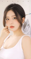 脸蛋清纯，身段完美的精选细腰女生紧身白背心长裤画室画画写真美照