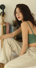 高冷女生轻熟身着肩带运动背心居家写真展显匀称身形腹肌美照