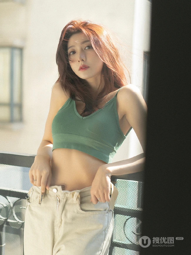 高冷女生轻熟身着肩带运动背心居家写真展显匀称身形腹肌美照