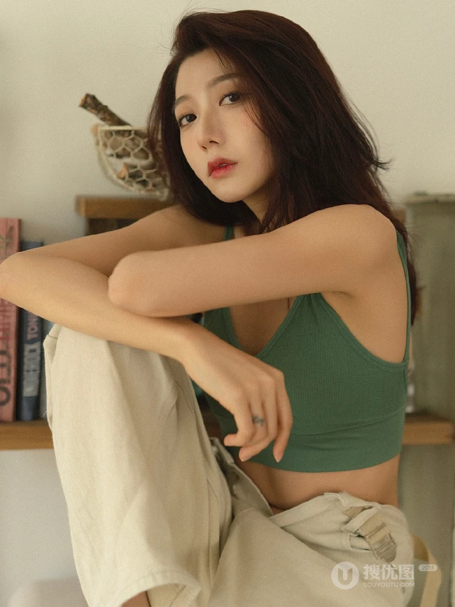高冷女生轻熟身着肩带运动背心居家写真展显匀称身形腹肌美照