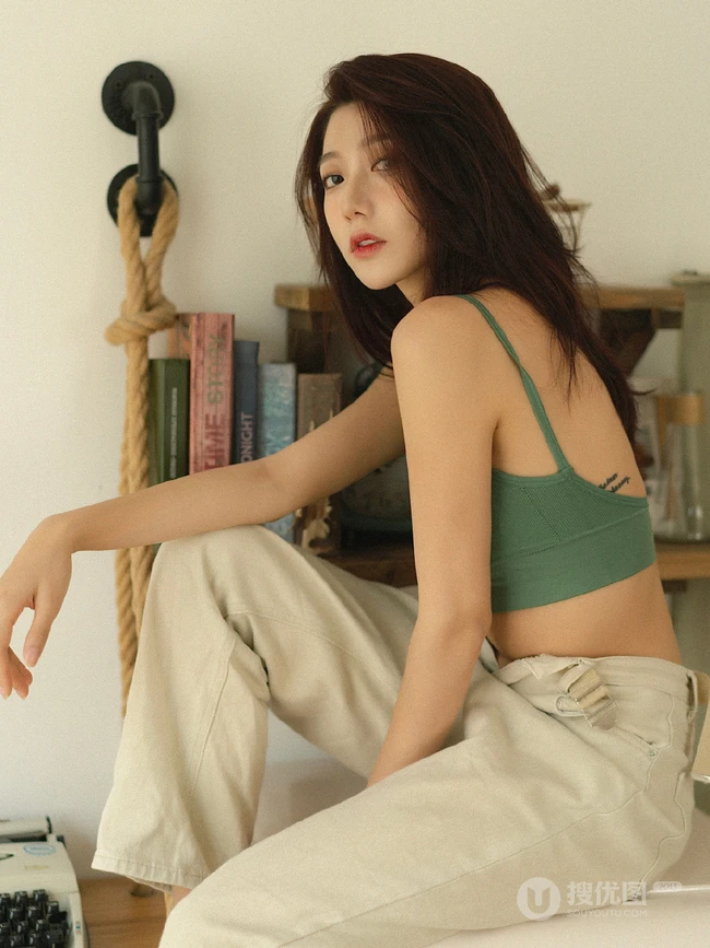 高冷女生轻熟身着肩带运动背心居家写真展显匀称身形腹肌美照