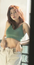 高冷女生轻熟身着肩带运动背心居家写真展显匀称身形腹肌美照