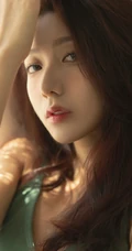 高冷女生轻熟身着肩带运动背心居家写真展显匀称身形腹肌美照