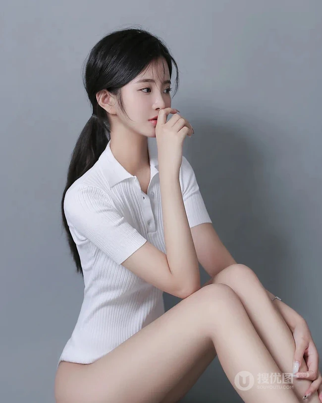 清甜系黑直长发少女紧身白色连体衣温柔腼腆写真图片