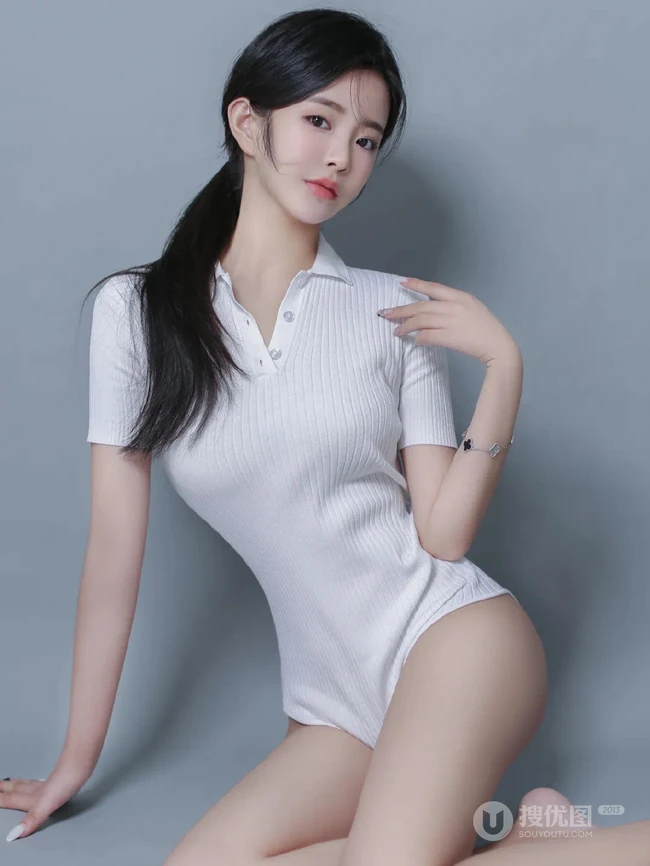 清甜系黑直长发少女紧身白色连体衣温柔腼腆写真图片