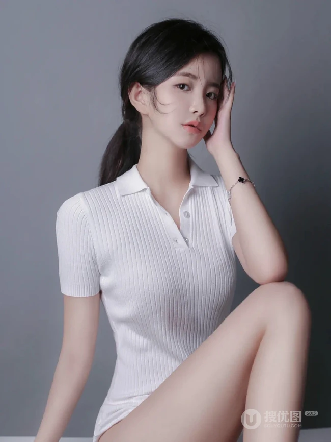 清甜系黑直长发少女紧身白色连体衣温柔腼腆写真图片