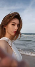 傅菁身穿白色西服套装，身骑白马 海边帅气写真图片