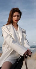 傅菁身穿白色西服套装，身骑白马 海边帅气写真图片