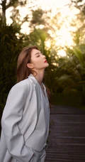 傅菁身穿白色西服套装，身骑白马 海边帅气写真图片