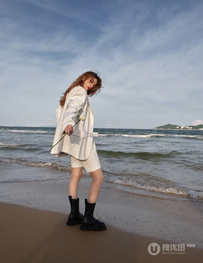 傅菁身穿白色西服套装，身骑白马 海边帅气写真图片