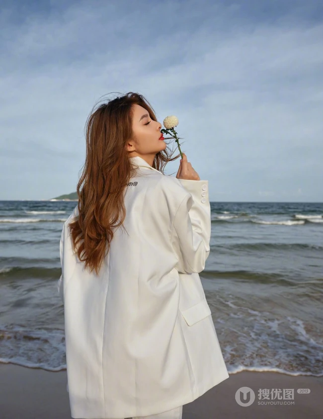 傅菁身穿白色西服套装，身骑白马 海边帅气写真图片